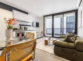 Фотография гостиницы: Central & Stylish in St Kilda w AC, WiFi & Balcony