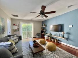 รูปภาพของโรงแรม: New, Modern, 3 bed/3 bath Apt, 10 miles to DC!