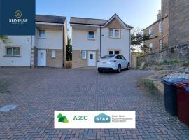 ホテル写真: Muirton House 2 - 28 Nights plus Only -, 4 Van Driveway, 2 Bathrooms, Smart TVs in every room, Fully Equipped Kitchen, Large Dining and Living Space, Rear Garden, Free WiFi, Long Stays Welcome by Sunrise Short Lets