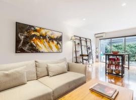 Ξενοδοχείο φωτογραφία: Cool Ground Floor Escape With Courtyard Oasis