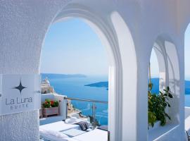 Foto do Hotel: Contemporary Santorini Villa - 1 Bedroom - Villa Lunarious - Private Jacuzzi and Astonishing Caldera Sea Views - Fira