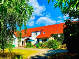 Hotel fotografie: Top-moderne Ferienwohnung auf früherem wunderschönen Bauernhof im Elbe-Elster-Kreis in Süd-Brandenburg