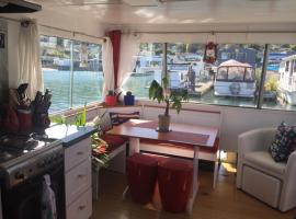 Hotel kuvat: Super cute, cozy houseboat in great location!!!