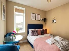 होटल की एक तस्वीर: Bright small studio opposite Worthing station by Eagle Owl Property