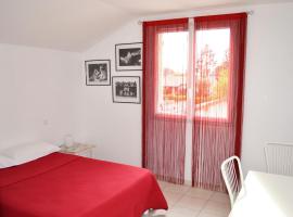 A picture of the hotel: Chambre avec salle de bain privative comme à l'hôtel et "salon-cuisine" à partager avec les 4 autres locataires