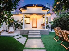 होटल की एक तस्वीर: Private Gated 3 BD - 3 BR Modern Home