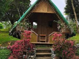 A picture of the hotel: Bamboo Huts, Glamping, and Tent Camping at Humming Farm