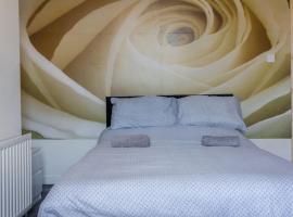होटल की एक तस्वीर: Beautiful 4-Bed House in Bootle