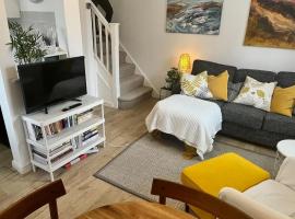 Hotel Photo: Pass the Keys Cosy One Bedroom House with Parking