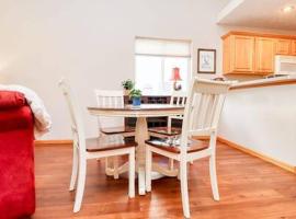 Hotel Photo: New 4 bd 3bath North Lincoln Townhouse