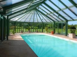 Hotel Photo: Domaine de la Haute Justerie - piscine & billard à l’orée des bois - Loire Valley