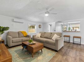 Hotel kuvat: Chic Jensen Beach Cottage, 4 Mi to Downtown!