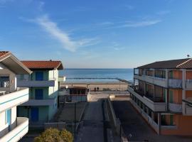 Zdjęcie hotelu: F002 - Fano, trilocale con portico a 30mt dal mare