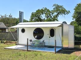 A picture of the hotel: Tiny House sCarabane Jacuzzi à la campagne