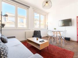 Hotel Foto: Bright apartment 2 bedrooms and parking.