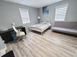 Фотография гостиницы: Spacious room in downtown Ottawa. Room #1