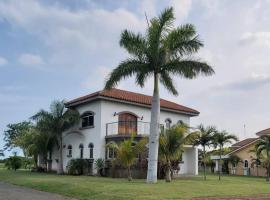 Hotel Photo: Two Story Resort Home - Golf Course and Water View