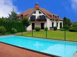 호텔 사진: Large holiday villa with swimming pool, Brenna