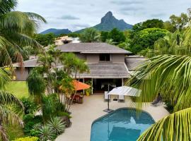 होटल की एक तस्वीर: Villa Petit Tamarin : piscine bar et grand jardin tropical