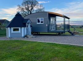 Фотография гостиницы: Capledrae Farmstay Shepherds Huts