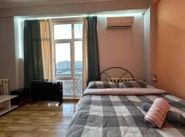 Hotel Foto: 1-room apart. 21 on Usenbaeva 52 near Eurasia shopping center