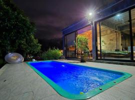 The Box Promkiri (เดอะบ๊อค พรหมคีรี), Hotel in Ban Pak Ram