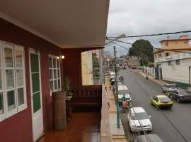 Residencial Avenida Geovanni - Central Sao Tome - Private Bathroom & Solar Backup