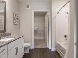 ホテル写真: Landing - Modern Apartment with Amazing Amenities (ID8457X12)