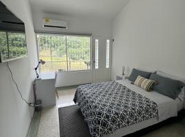 รูปภาพของโรงแรม: Cali Expats Cuarto 1 con baño