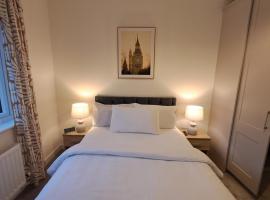 Foto di Hotel: Cozy bedroom in Lucan, Dublin