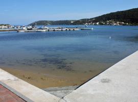 होटल की एक तस्वीर: Apartments by the sea Supetarska Draga - Donja, Rab - 22365