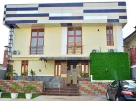MCLORRETS SUITES