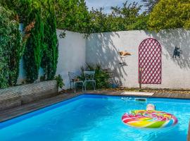 รูปภาพของโรงแรม: Beautiful Home In Caissargues With Outdoor Swimming Pool