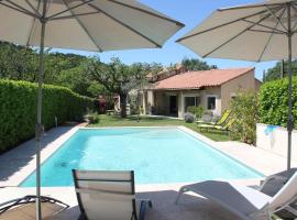 Hotel fotografie: family house with private pool in the heart of the village of le beaucet, at the foot of the ventoux - sleeps 8