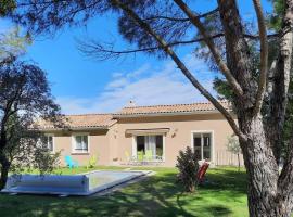 מלון צילום: A pretty family house located in a tranquil area with a pretty view of the Luberon range.