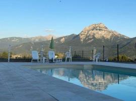 होटल की एक तस्वीर: Entre Lac et Montagne - Piscine & Tennis