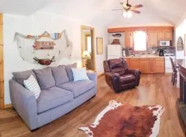 Lakeside Retreat - Romantic Cabin - Resort Pool, Dock, Fire Pit!