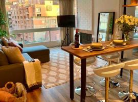 होटल की एक तस्वीर: Stylish & sunny apt with view in prime location