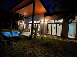 Hotel Photo: Cheerful 2 bedroom Villa with Pool