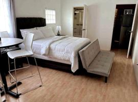 Eagles Nest Villa Studio AC TV WIFI Fan Luxury Modern, ξενοδοχείο σε Albion