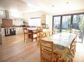 호텔 사진: Spacious and bright 4 bed home in vibrant Chorlton