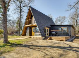 A picture of the hotel: Cedar Creek Reservoir Cabin Rental Near Boat Ramp!