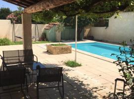 ホテル写真: Charmante Maison provençale avec piscine dans Avignon