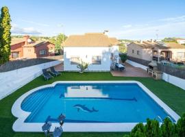 รูปภาพของโรงแรม: Casa con piscina y jardín en Castell de Montornès