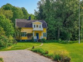 호텔 사진: 4 Bedroom Gorgeous Home In Motala