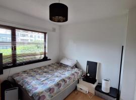 Hotel Foto: Spacious double bedroom in quiet house with garden view