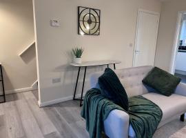 A picture of the hotel: SwiftStayUK - 3-Bed fully furnished house near Wolverhampton, Walsall, Cannock - Contractors & Professional workers & Leisure