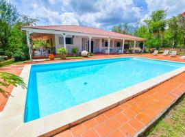 Photo de l’hôtel: Villa de 4 chambres avec piscine privee jardin clos et wifi a Fort de France a 2 km de la plage