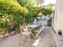 Fotos de Hotel: Maison de 6 chambres avec terrasse amenagee et wifi a Montfrin