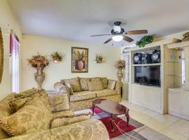 Hotel Foto: Pahokee Vacation Rental Less Than 1 Mi to Lake Okeechobee!